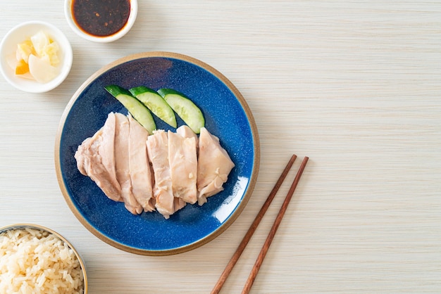 Hainanese hühnchenreis oder reis mit hühnersuppe gedünstet - asiatische küche