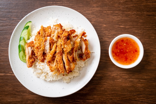 Hainanischer Hühnchenreis mit gebratenem Hühnchen oder gedämpfte Reissuppe mit gebratenem Hühnchen - asiatische Küche