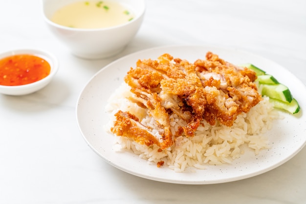 Hainanischer Hühnchenreis mit gebratenem Hühnchen oder gedämpfte Reissuppe mit gebratenem Hühnchen - asiatische Küche