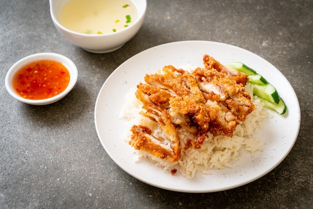 Hainanischer Hühnerreis mit gebratenem Huhn