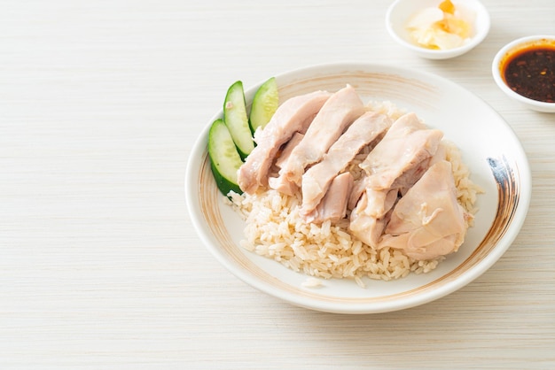 Hainanischer Hühnerreis oder gedämpfter Reis mit Hühnersuppe
