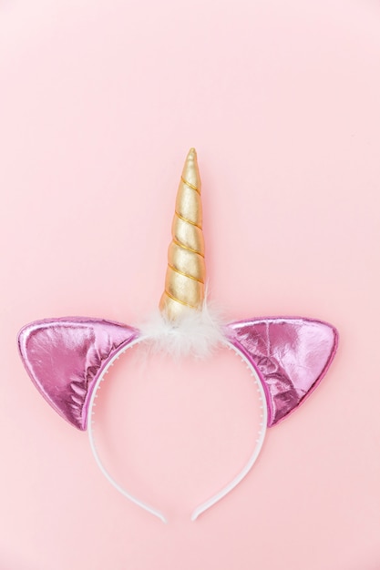 Hairband de chifre de unicórnio acessório festa de Halloween isolado na superfície colorida pastel rosa