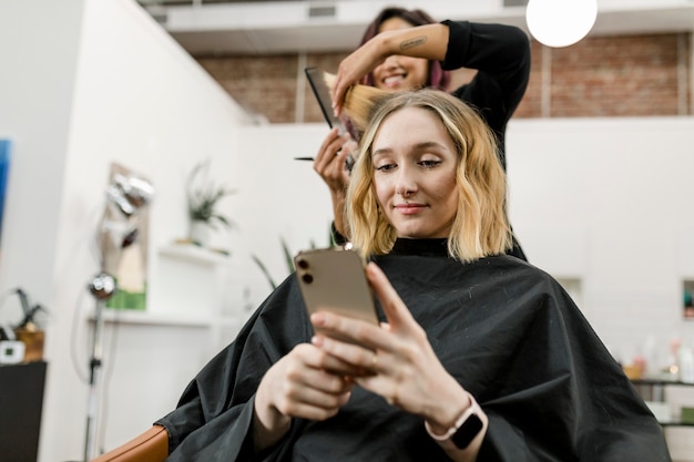 Hairstylist trimmt Haare des Kunden in einem Schönheitssalon