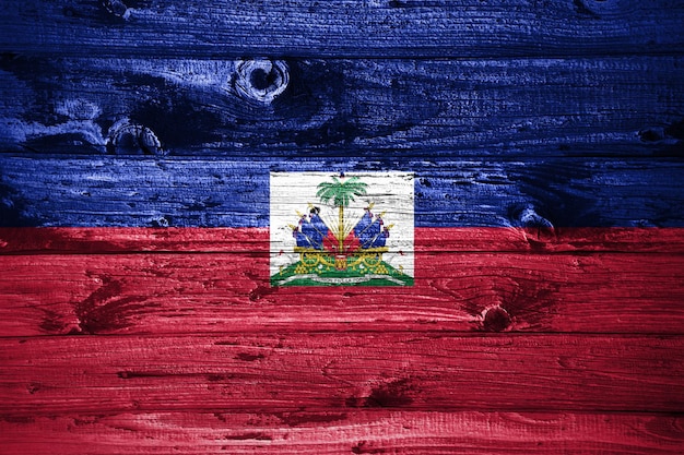 Haiti-Flagge auf Holzbohlen Hintergrund Holzfahne