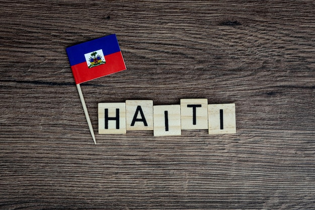 Haití - palabra de madera con bandera haitiana (letras de madera, cartel de madera)