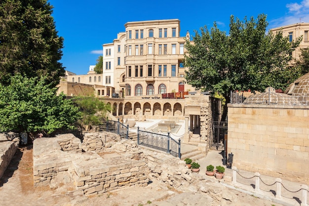 Haji Bani Hammam, Arkaden und religiöse Grabstätte in der Altstadt von Baku, Aserbaidschan. Die Innenstadt ist der historische Kern von Baku und UNESCO-Weltkulturerbe.