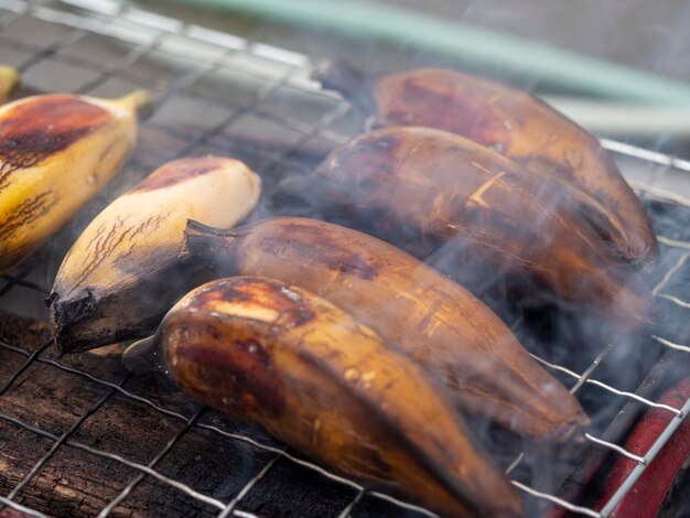 Foto hakmuk banana grill no fogão a carvão