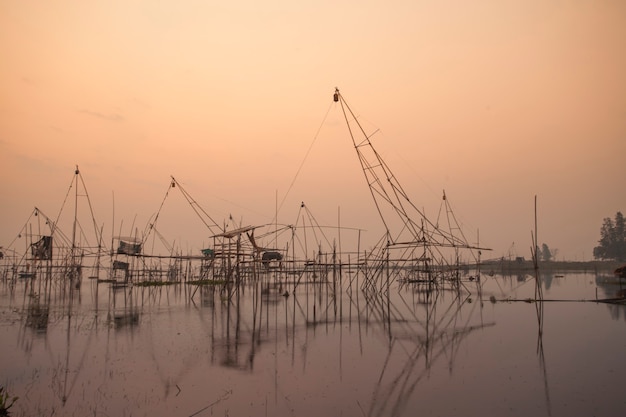 Halagador de pesca, Tuek Sadung en Tailandia, al amanecer.