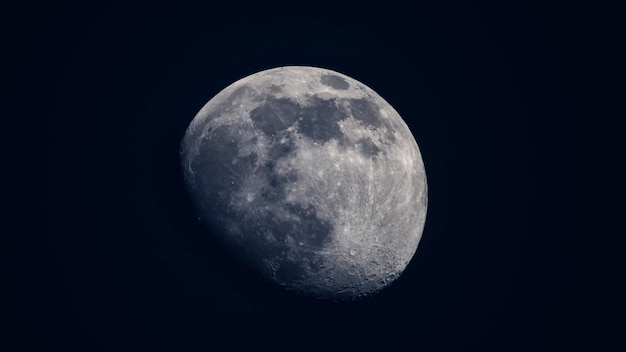 Foto halb beleuchteter mond auf einem hintergrund des blauen himmels