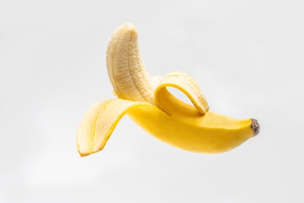 Halb geschälte Banane Offene Banane isoliert auf weißem Hintergrund