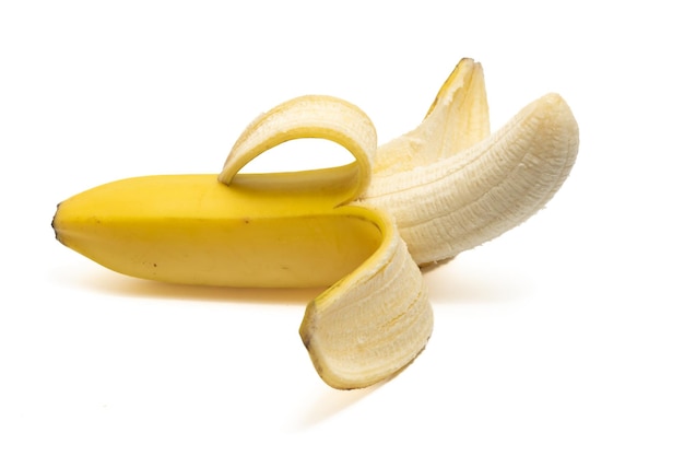 Foto halb geschälte frische organische bananen, köstliche früchte, seitenansicht auf weißem hintergrund