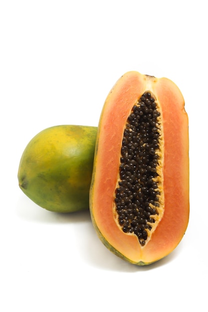 Halb geschnittene und ganze frische Bio-Papaya, köstliche Früchte isoliert auf weißem Hintergrund