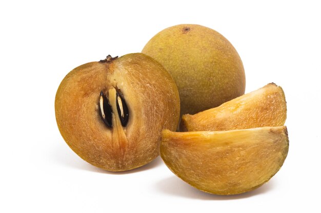 Halb geschnittene und ganze frische organische Sapodilla köstliche Früchte, isoliert auf weißem Hintergrund