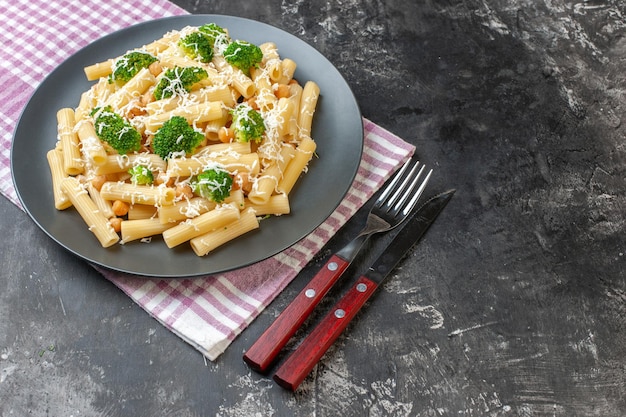 Halbdraufsicht lecker gekochte Nudeln mit Brokkoli auf hellem Hintergrund Farbfoto Teig grünes Essen Italien Mahlzeit Pfeffer