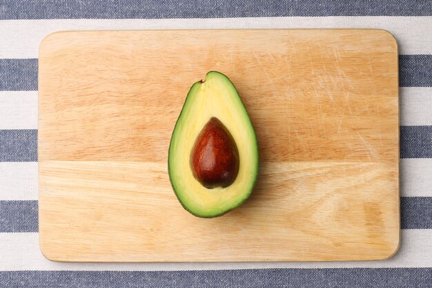 Foto halbe avocado auf holz- und textilhintergrund