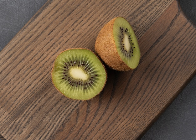 halbe Kiwi auf dem Tisch