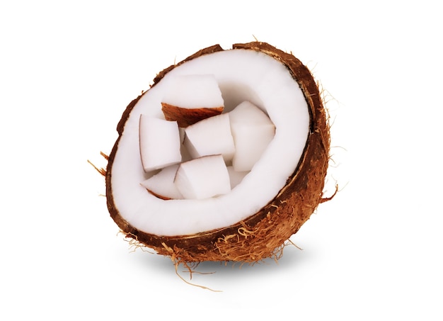 Halbe Kokosnuss lokalisiert auf weißem Hintergrund. Beschneidungspfad
