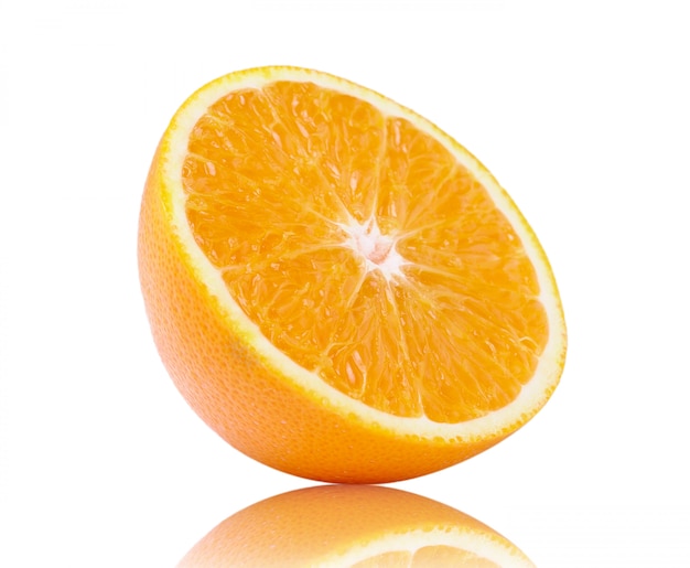 Halbe Orangenfrucht auf weißem Hintergrund, frisch und saftig