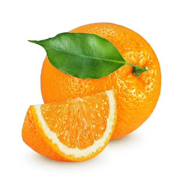 Halbe und ganze Orangen isoliert auf Weiß