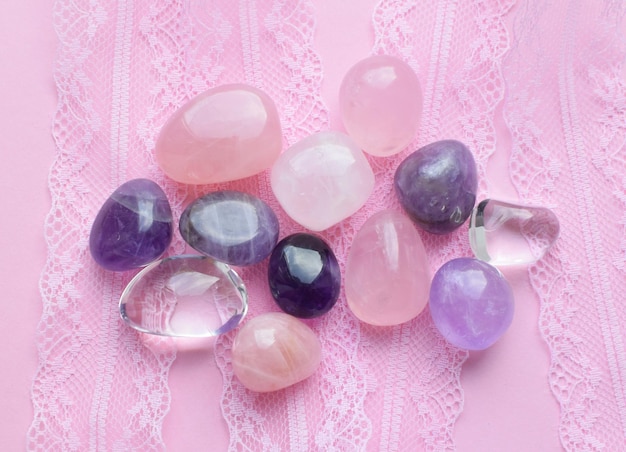 Halbedelsteine in verschiedenen Farben in verarbeiteter Form Amethyst Kristalle Rosenquarz