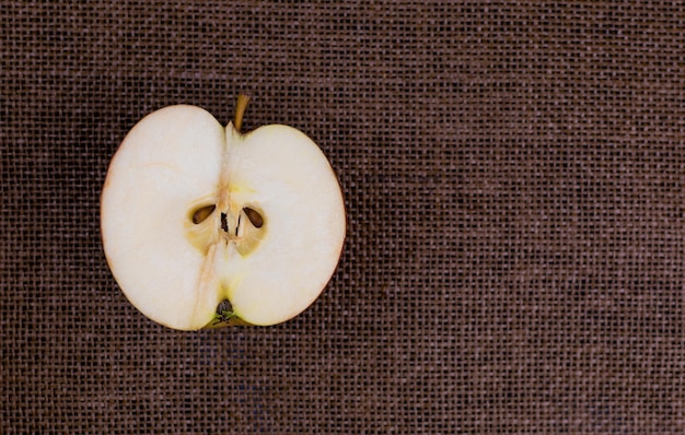 Halber Apfel auf dunkelbraunem Hintergrund