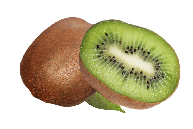 Halbes und ganzes r der frischen vitamingrünen Kiwi lokalisiert auf weißem Hintergrund