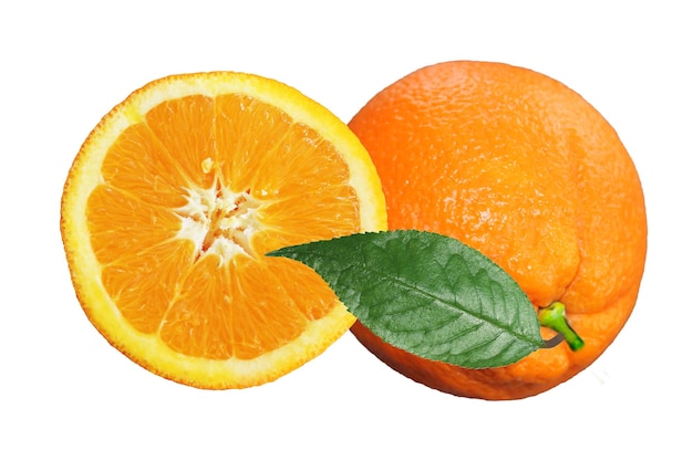 Halbes und ganzes r frisches Vitamin grün orange isoliert auf weißem Hintergrund