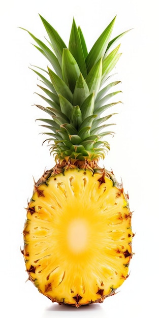 Halbierte Ananas auf weißem Hintergrund