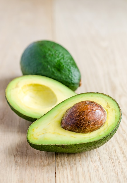 Halbierte Avocado auf einem Holztisch