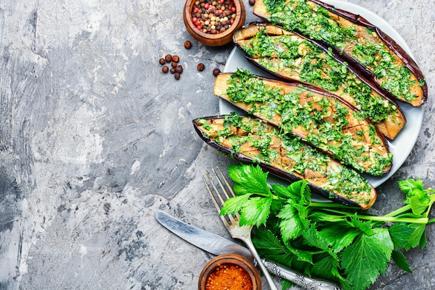 Halbierte gebackene Aubergine