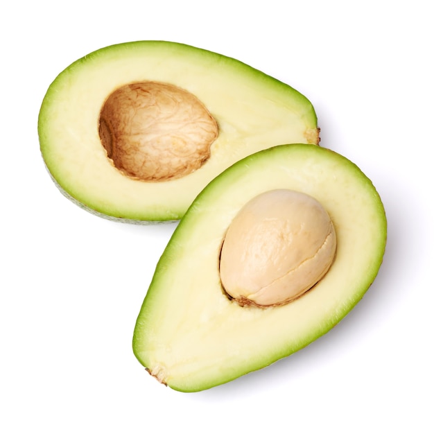 Halbierte grüne Avocado mit Samen isoliert