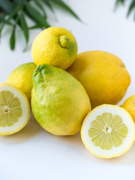 Halbierte und ganze Zitronen