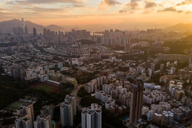 Halbinsel Kowloon, Hongkong, 13. September 2018: - Hongkong City unter Sonnenuntergang