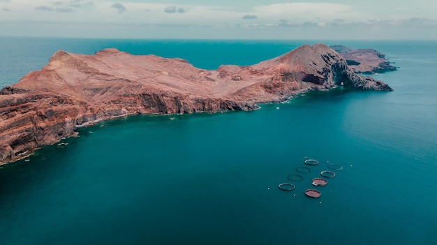 Halbinselkap in Atlantikklippen Felsen auf Madeira Portugal Luftaufnahmen von Drohnen