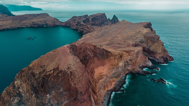 Halbinselkap in Atlantikklippen Felsen auf Madeira Portugal Luftaufnahmen von Drohnen