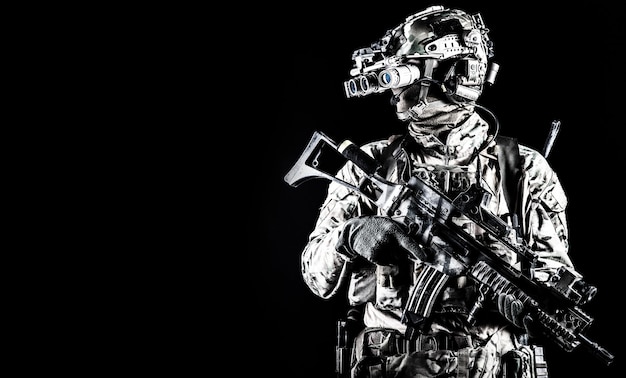 Halblanges Porträt von Armee-Spezialeinheiten-Schützen, Kommando-Elitesoldaten mit taktischem Funk-Headset, bewaffnetem Dienstgewehr, mit Nachtsichtbrillen in Dunkelheit, einzeln auf Schwarz, Exemplar