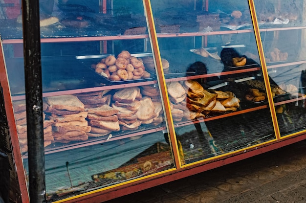 Foto halbleere bäckerei mit übrigen brot- und gebäckstücken schmutzig und unordentlich sri lankaweligama