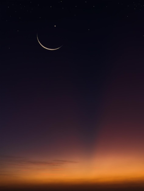 Halbmond auf Dämmerung Himmel Dämmerung vertikal am Abend Symbol Religion des Islam