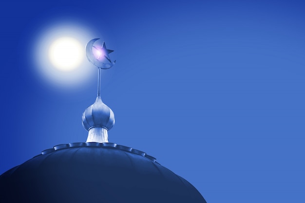 Halbmond und Stern, das Symbol des Islam auf Haube der Moschee mit blauem Himmel