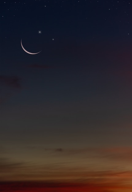 Halbmond und Stern vertikal mit dunkelblauer Nacht nach Sonnenuntergang auf Dämmerungshimmelhintergrund