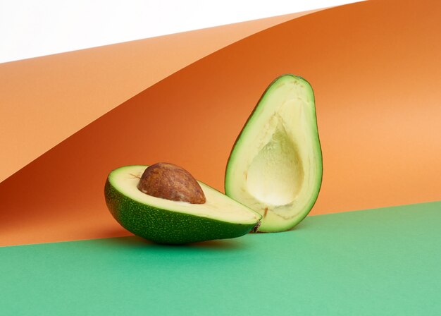 Halbreife grüne Avocado mit braunem Knochen