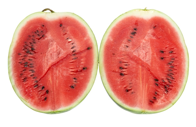 Halbreife rote Wassermelone mit Samen isoliert