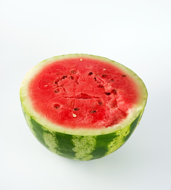 Halbrunde reife rote Wassermelone mit braunen Samen