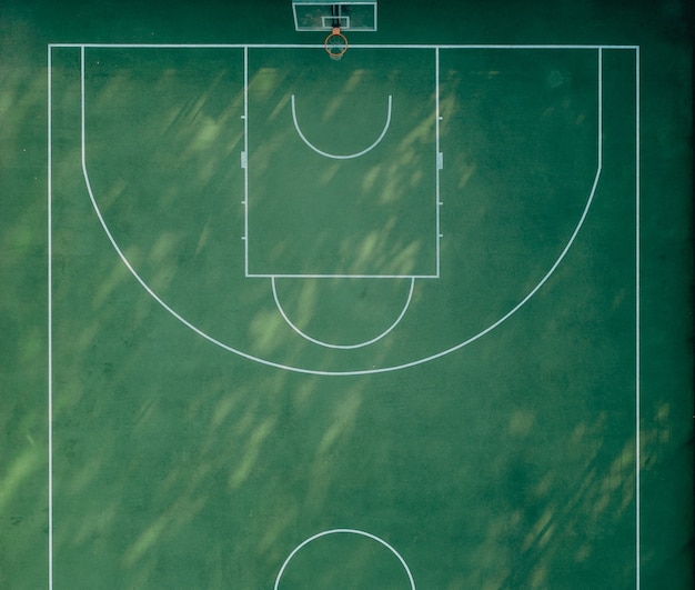 Foto halbsport-basketballspielplatz mit grünem gras