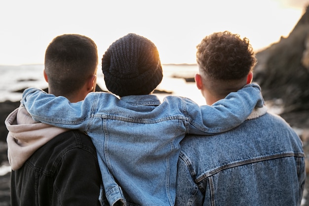 Halbstarke glückliche Familie am Meer