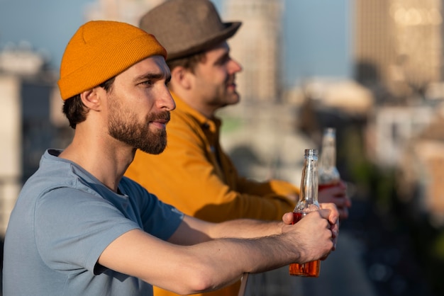 Foto halbstarke männer beim feiern