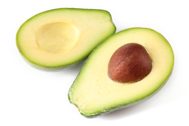 Halbteile von frischen Avocados, isoliert auf Weiß