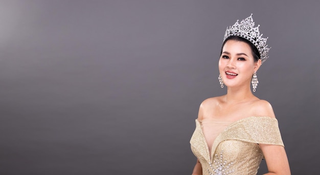 Half Body junge erwachsene asiatische Frau Miss Beauty Pageant Contest Wear Diamond Crown Abendkleid