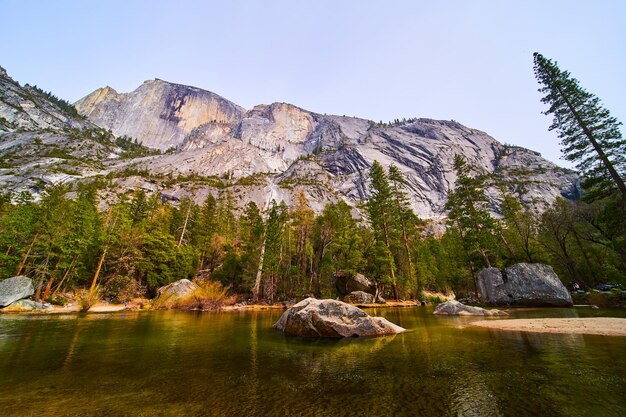 Half Dome por el lago en Yosemite en California