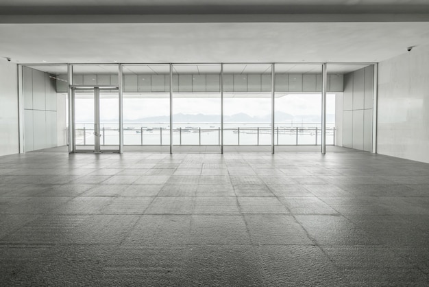 Hall de entrada e piso vazio, espaço interior